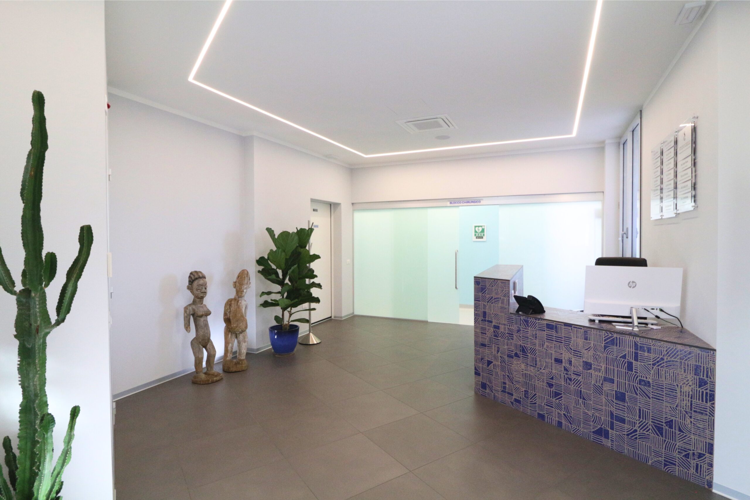 reception-poliambulatorio-luce-statue